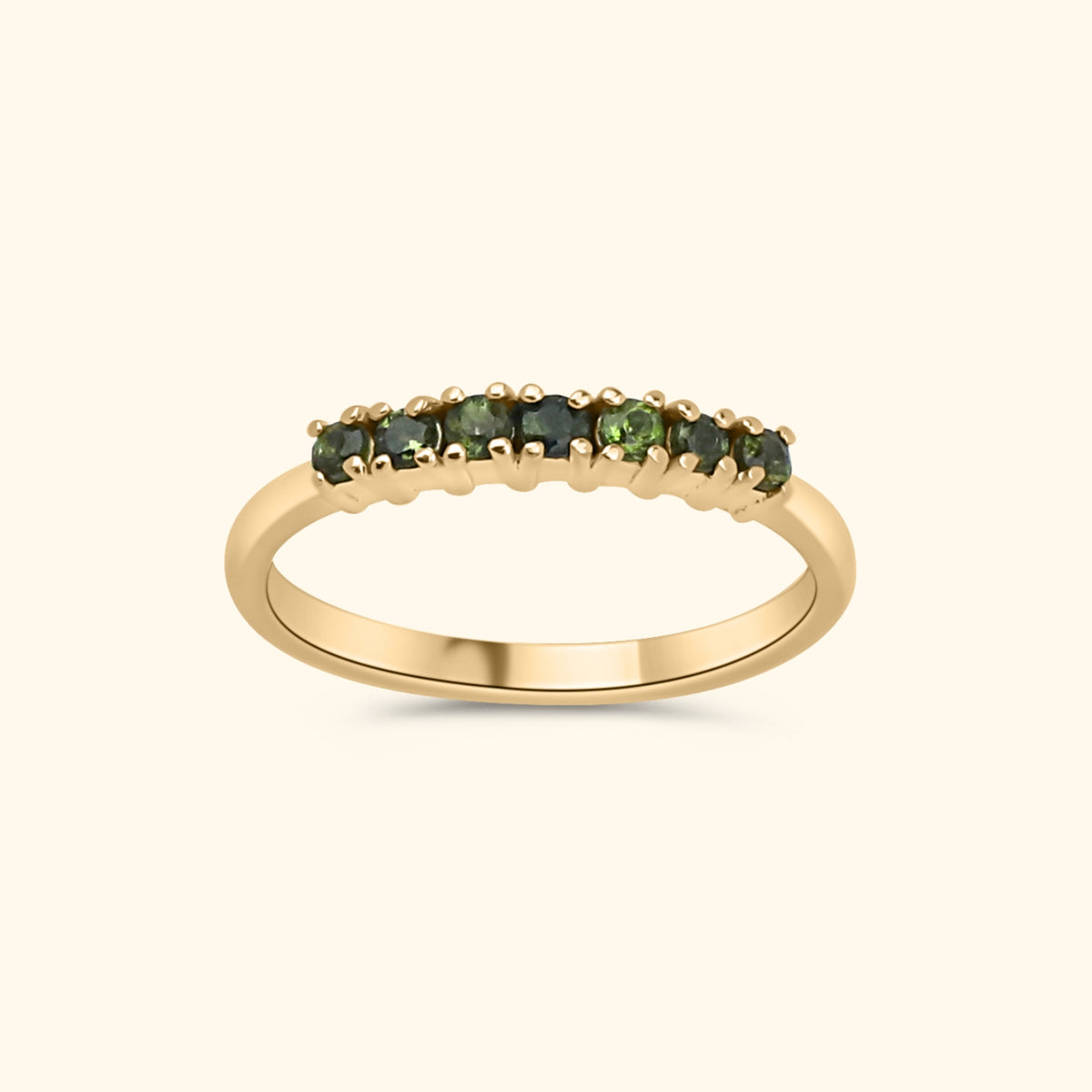 Gold plated aanschuifring met meerdere kleine groene toermalijnstenen op een rij