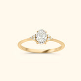 Elegante 9 karaat gouden damesring met ovale diamant en kleine zijsteentjes